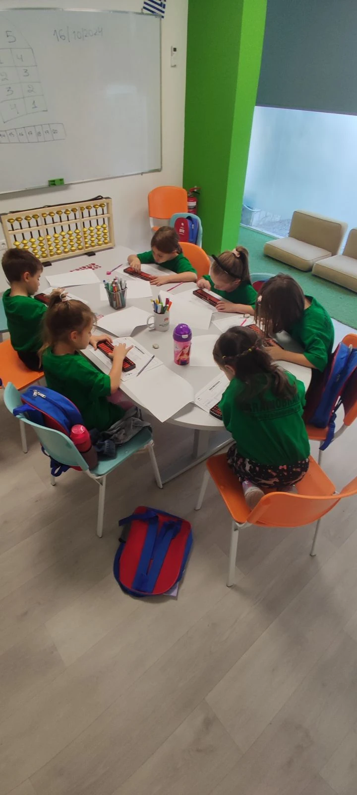 Παιδιά στο Brainobrain Νέα Σμύρνη εργάζονται με άβακες σε ομαδικό μάθημα